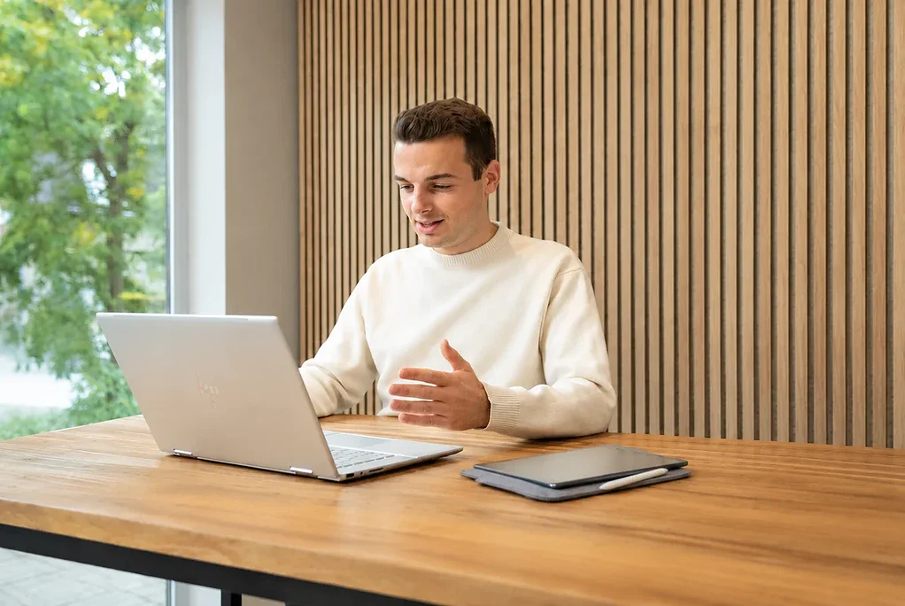 Collega's lachen samen op kantoor